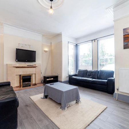 Highlands Gardens Suites Илфорд Экстерьер фото